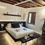 Opus Boutique Tosca -city Center Bed & Breakfast